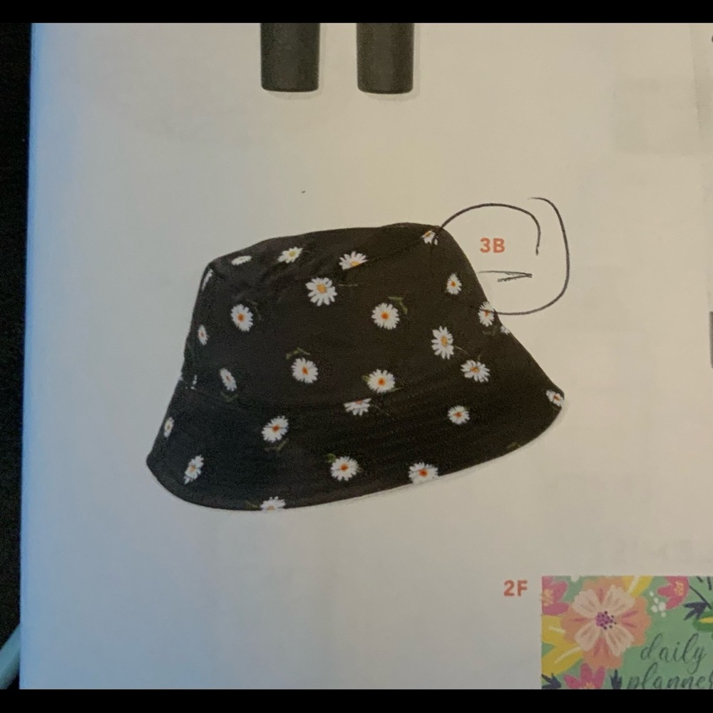 NWT - ALICE + OLIVIA Reversible Bucket Hat